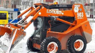 В Сургуте тракторист случайно погиб во время чистки снега