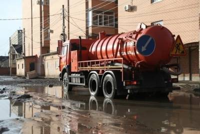 В Краснодаре откачивают воду с проезжей части 3 улиц