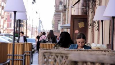 Летние кафе Петербурга могут открыть уже в середине апреля