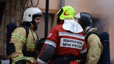 Огонь охватил первый этаж здания Измайловского кремля в Москве