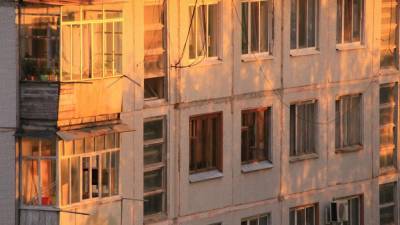 Балкон жилого дома обрушился вместе с людьми в Калужской области