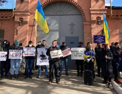 Праздник в неволе: в день рождения Стерненко его сторонники собрались под СИЗО Одессы