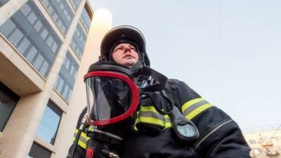 Огнеборцы приступили к тушению пожара в Измайловском кремле