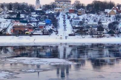 Тутаевские власти обломали лед, чтобы горожане не бегали через Волгу