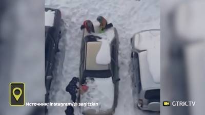 Уфимские дети откапывали лопатками автомобиль