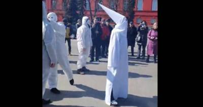 В балахонах "Ку-клус-клана" и тюремных робах: в Киеве протестовали против вакцинации (видео)