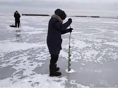 В Финском заливе под 55 рыбаками треснула льдина