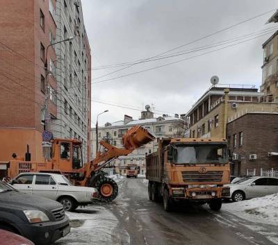 Улицы Пискунова, Алексеевскую, Октябрьскую, Варварскую и Грузинскую очищают от снега