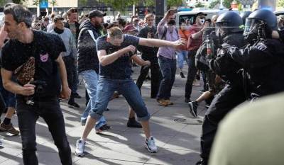 В ФРГ столкновения на акции протеста против карантина в Кассель