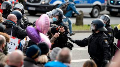 Немецких протестующих разогнали газом, нидерландских – водой
