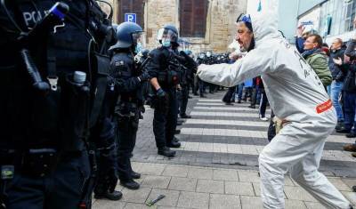 Европу захлестнули протесты из-за третьей волны ковид-ограничений