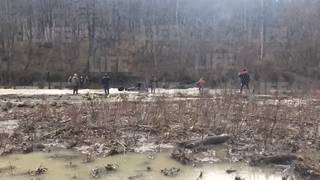 На Кубани семья из пяти человек рухнула на УАЗе в реку. Трое погибли — видео