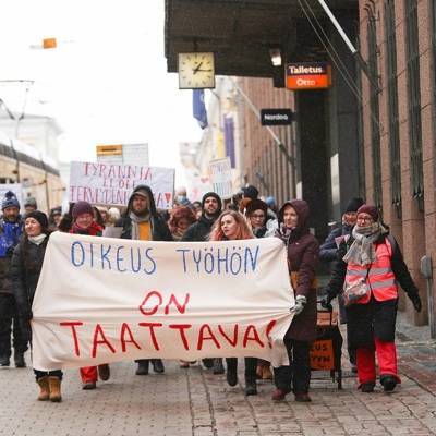 Около 400 человек участвуют в акции протеста в Хельсинки