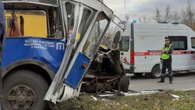 Троллейбус протаранил дом после столкновения с легковушкой в Краснодаре