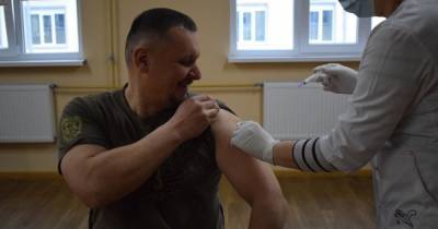 В Сухопутных войсках ВСУ началась вакцинация от коронавируса: кто получил прививку (фото) (7 фото)