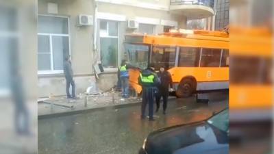 Троллейбус протаранил жилой дом после ДТП в Краснодаре