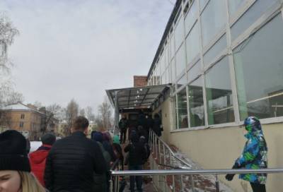 Жители Петербурга несколько часов простояли в очереди за новыми загранпаспортами