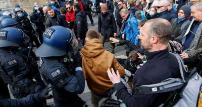 Разгон митинга в Касселе: сотрудник Sputnik Германия пострадал от слезоточивого газа