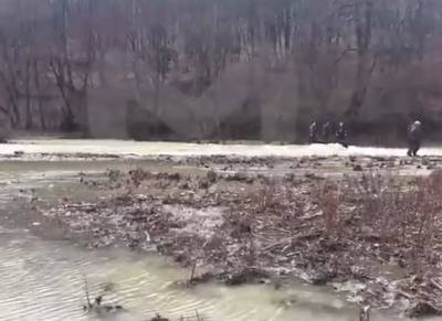 В Краснодарском крае на переправе через реку перевернулся автомобиль, погибли трое