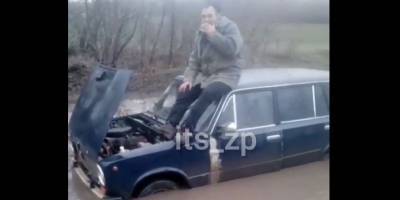 В селе Басань мужчина утопил автомобиль в луже на дороге - видео - ТЕЛЕГРАФ