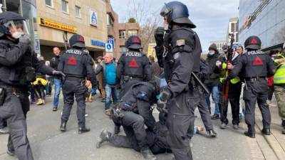 В Европе протесты против карантина переросли в столкновения: фото, видео