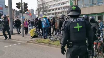 Фотокор получил в лицо на митинге, разогнанном немецкой полицией