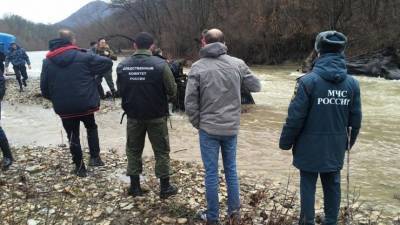 Видео с места падения УАЗа с семьей в реку на Кубани, где погибли два человека