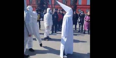 В балахонах "Ку-клус-клана" и тюремных робах: в Киеве протестовали против вакцинации