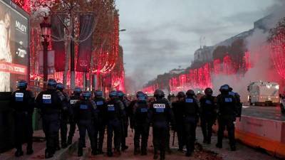 В Париже проходит акция против полицейского насилия