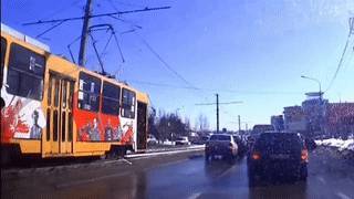 Бешеный трамвай чуть не задавил водителя в Барнауле— видео