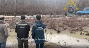 Два человека погибли при падении машины в реку на Кубани