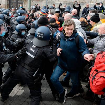 В Касселе полиция применила водомет для разгона участников протеста