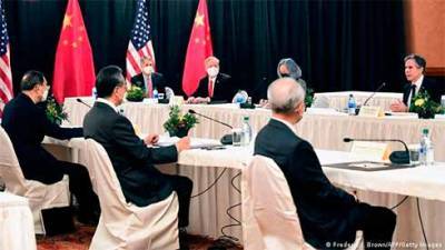 Дипломаты США и КНР публично обменялись жесткими обвинениями