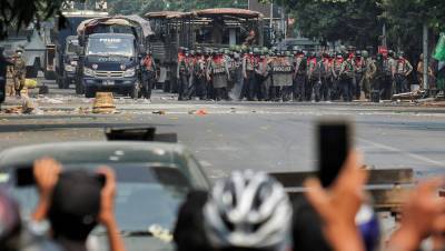 Еще 12 человек погибли в Мьянме на протестах