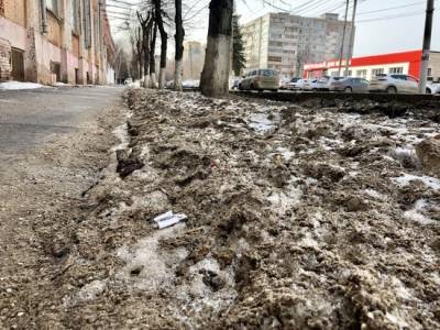Российский эколог рассказал об опасности грязного снега