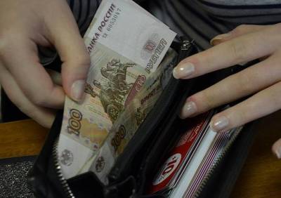 Реальные зарплаты в России в январе снизились почти на треть
