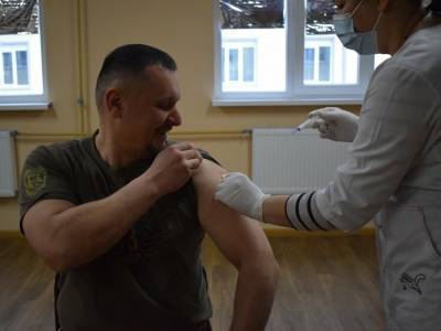 В Украине началась вакцинация против коронавируса среди военных Сухопутных войск