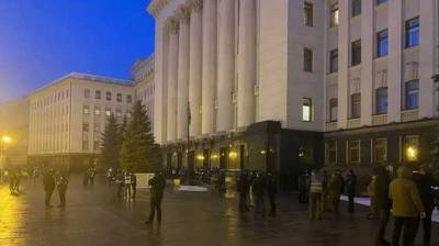 Сторонники Стерненко бьют окна Офиса президента