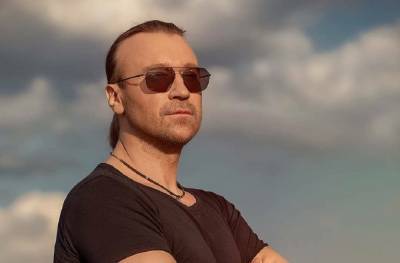 Цепляющий Олег Винник в рокерском наряде выдал правду о шоу «Маска»: «Каждый из них…»