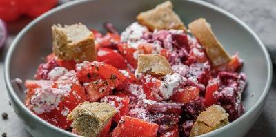 Салат со свеклой и сухариками из ржаного хлеба - рецепт постного блюда от Евгения Клопотенко - ТЕЛЕГРАФ
