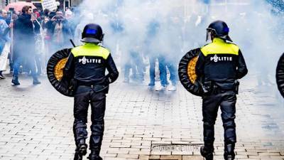 Европу охватила волна протестов из-за коронавирусных ограничений