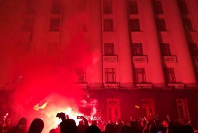 Сторонники Стерненко обрисовали фасад Офиса президента и выбили стекла