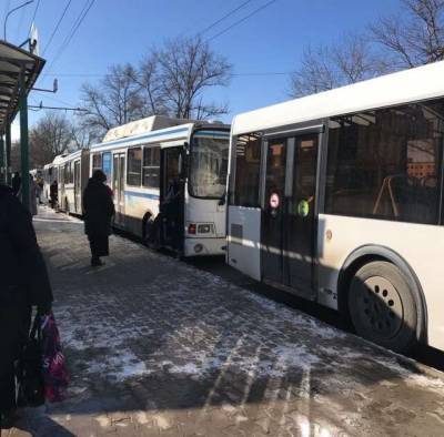 Три пассажирских автобуса столкнулись в Великом Новгороде