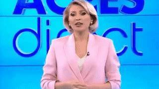 На румынскую телеведущую в прямом эфире напала голая женщина с камнем — видео