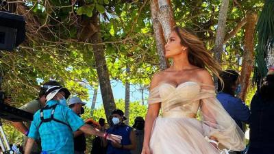 Дженнифер Лопес поразила смелым декольте: дерзкие фото в свадебном платье