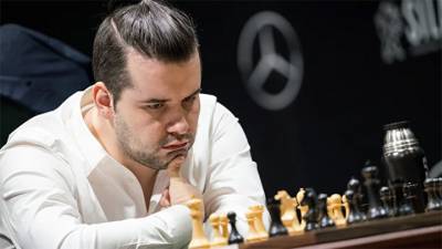 Шахматисты Непомнящий и Гири четырежды сыграли вничью в финале турнира Магнуса Карлсена