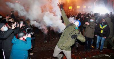 Беспорядки в Киеве из-за приговора Стерненко. Протестующие бьют окна в администрации президента