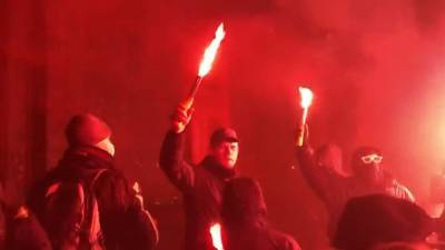 В Киеве митингующие забросали офис Зеленского петардами — видео