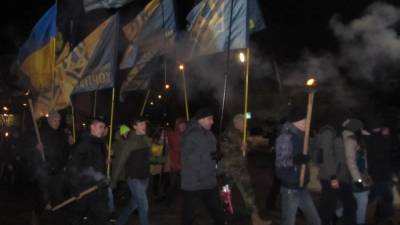 Радикалы забросали петардами киевский офис Зеленского