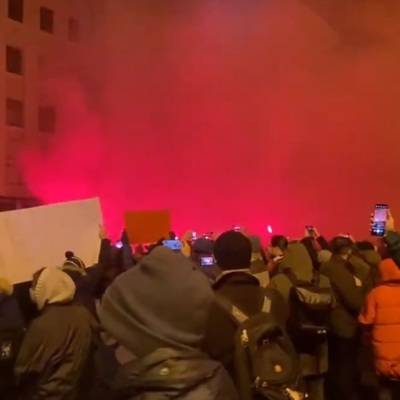 Сторонники радикала Стерненко облили офис Зеленского краской